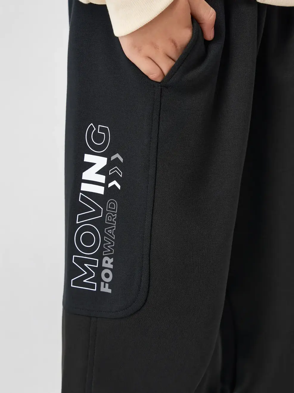 Quần Nỉ Kid Boy Moving Forward - ĐEN 002 - 110