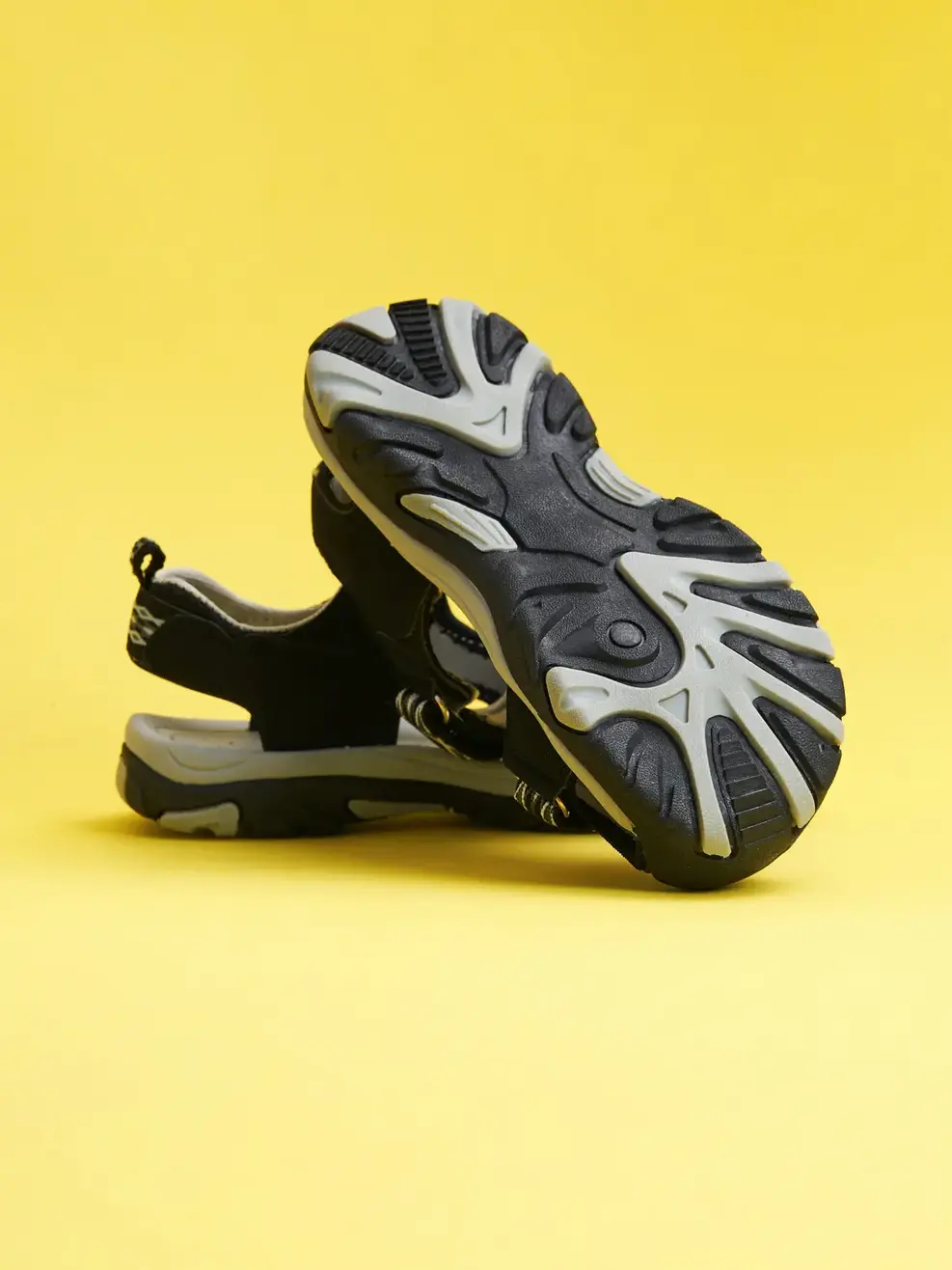 Dép trẻ em sandal bảo vệ ngón chân - Đen - 29