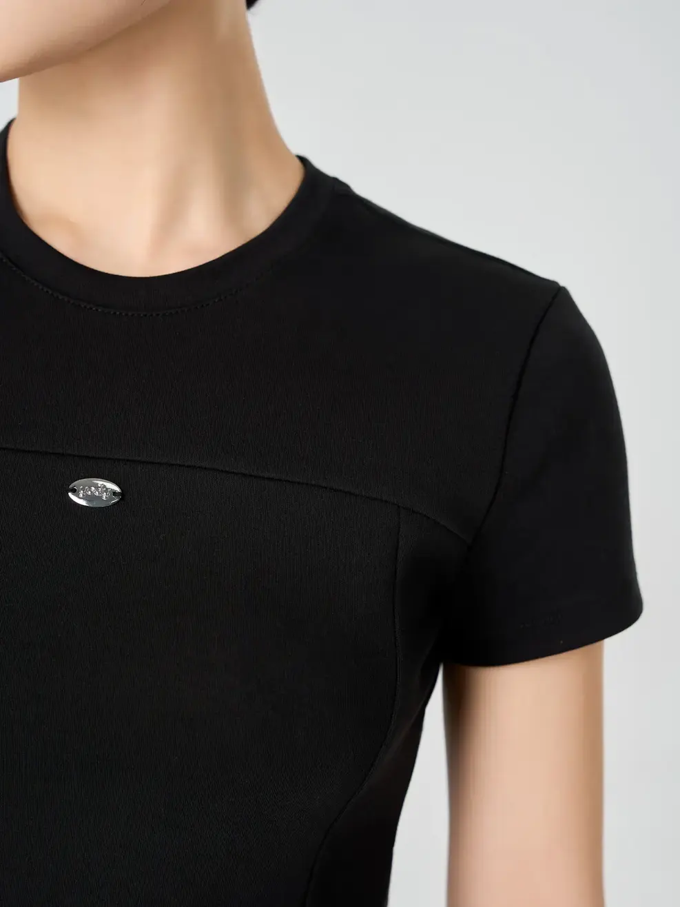 Áo Phông Nữ Bổ Thân Gắn Tag Kim Loại - ĐEN 002 - S