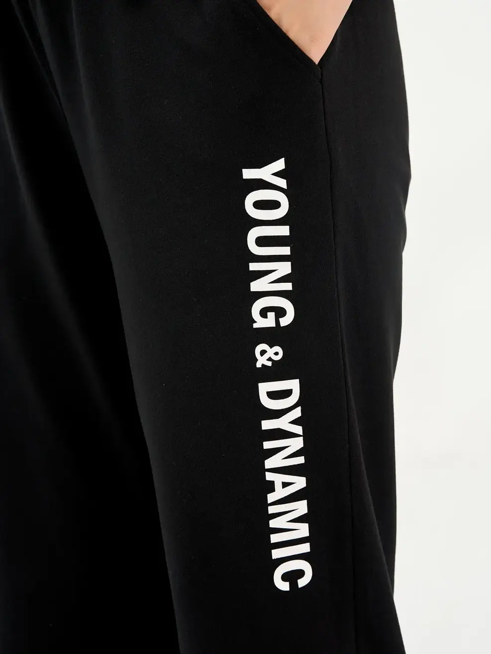 Bộ nữ nỉ in DYNAMIC - Trắng phối đen - S