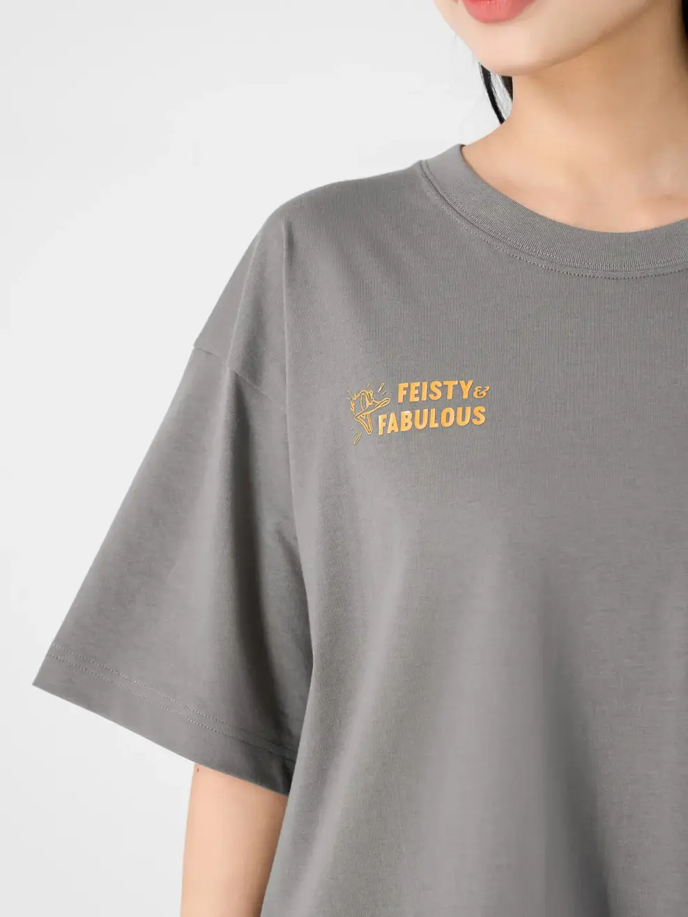 T-shirt Yoguu Feisty & Fabulous Túi Ốp - Ghi Đậm - 1