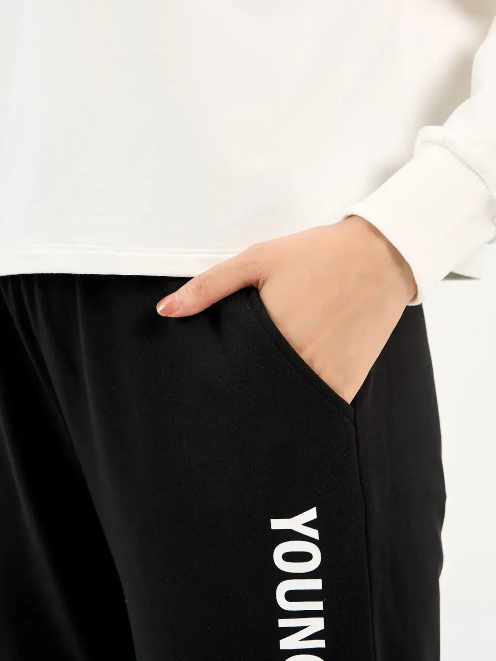 Bộ nữ nỉ in DYNAMIC - Trắng phối đen - S