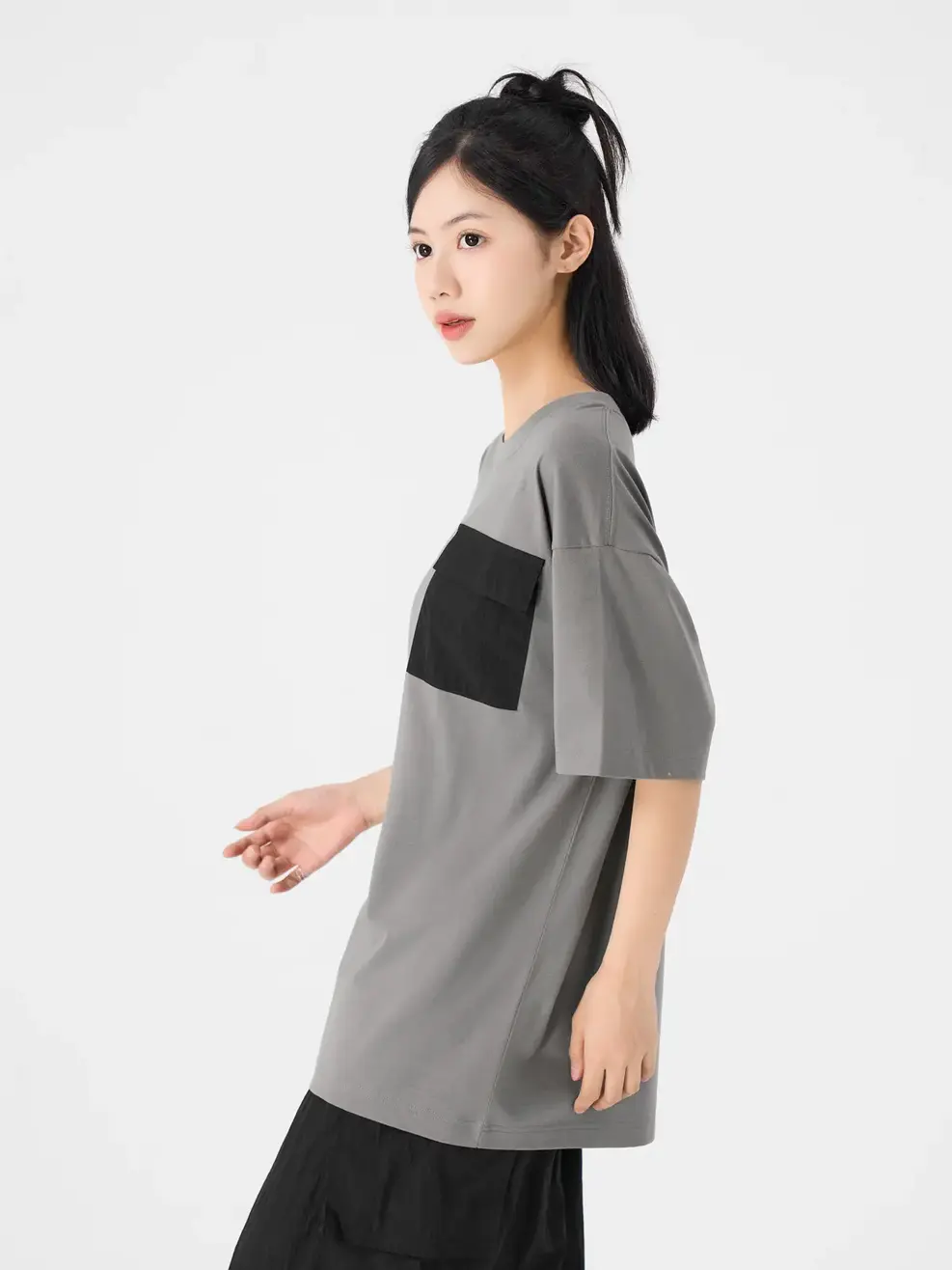 T-shirt Yoguu Feisty & Fabulous Túi Ốp - Ghi Đậm - 1