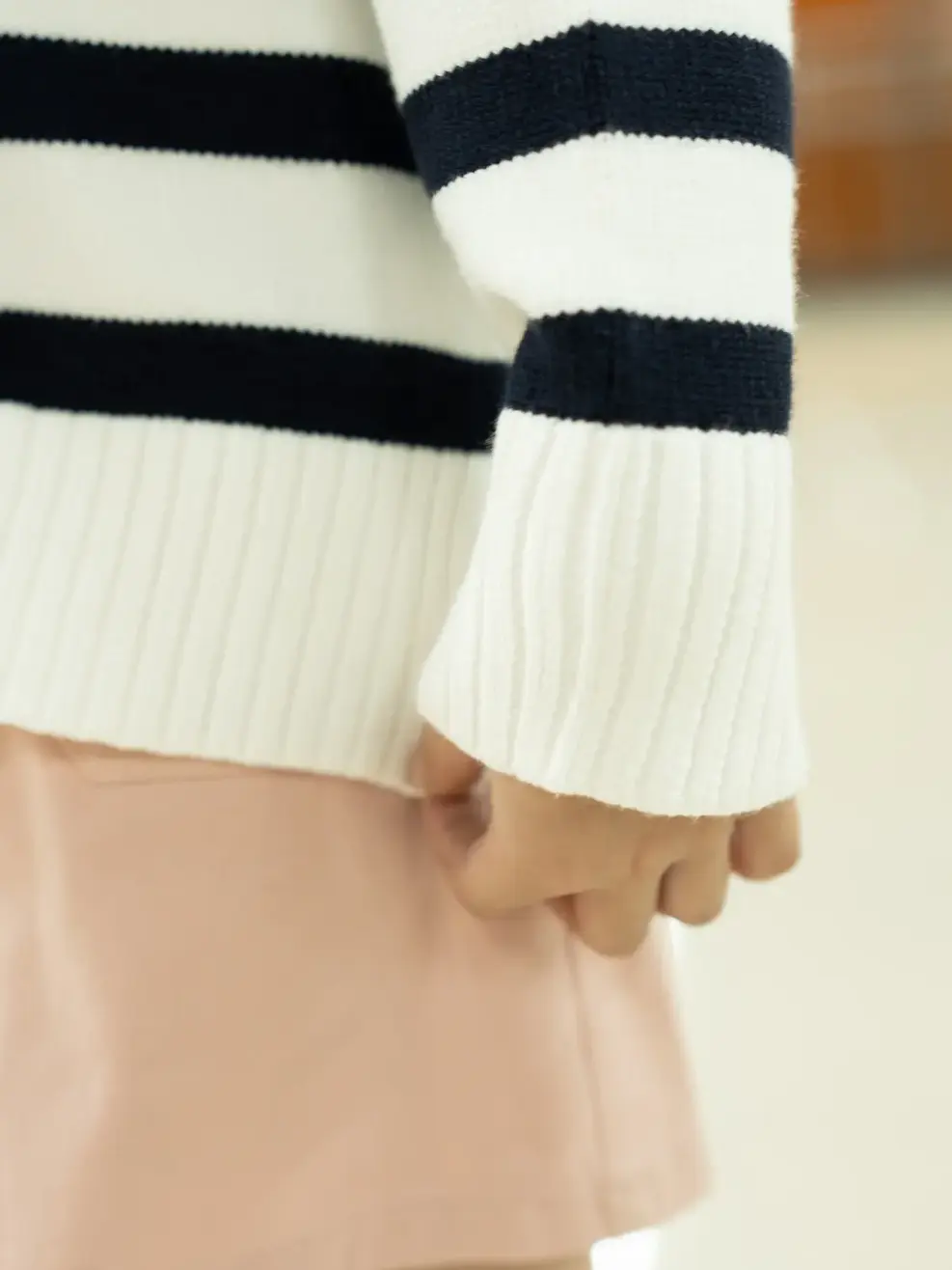 Áo len kid phối kẻ xẻ tà - Trắng kẻ tím than - 4
