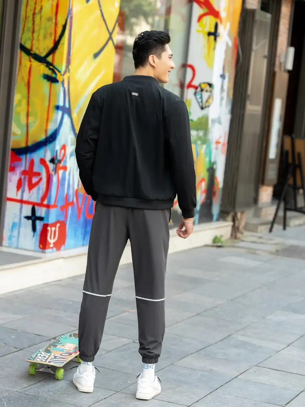 QUẦN THỂ THAO NAM GIÓ IN SỌC PHẢN QUANG - Ghi Đậm - XL