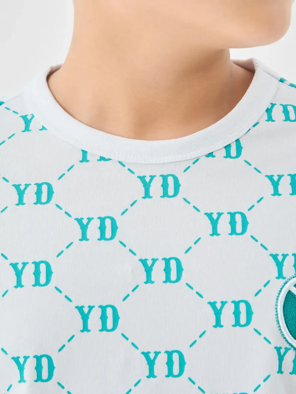 T-shirt Kid In Tràn Monogram Bột Ngô - Trắng 1 - 8