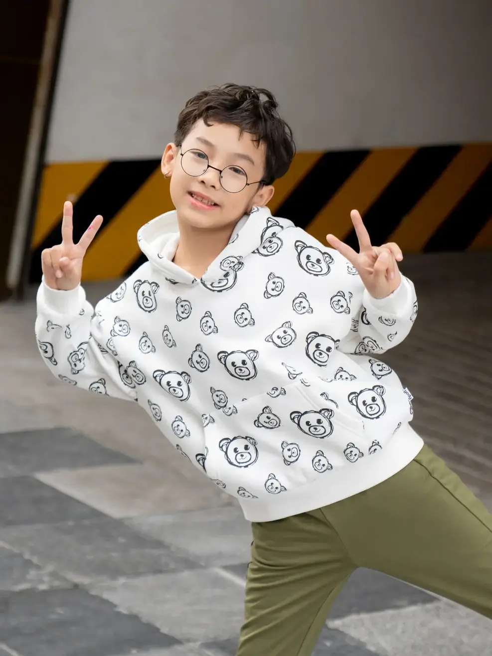 Áo nỉ cào kid in tràn gấu - Trắng - 2