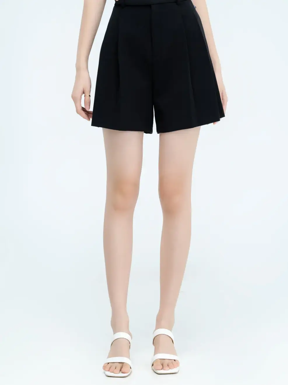 Quần short phối cúc - Đen - L