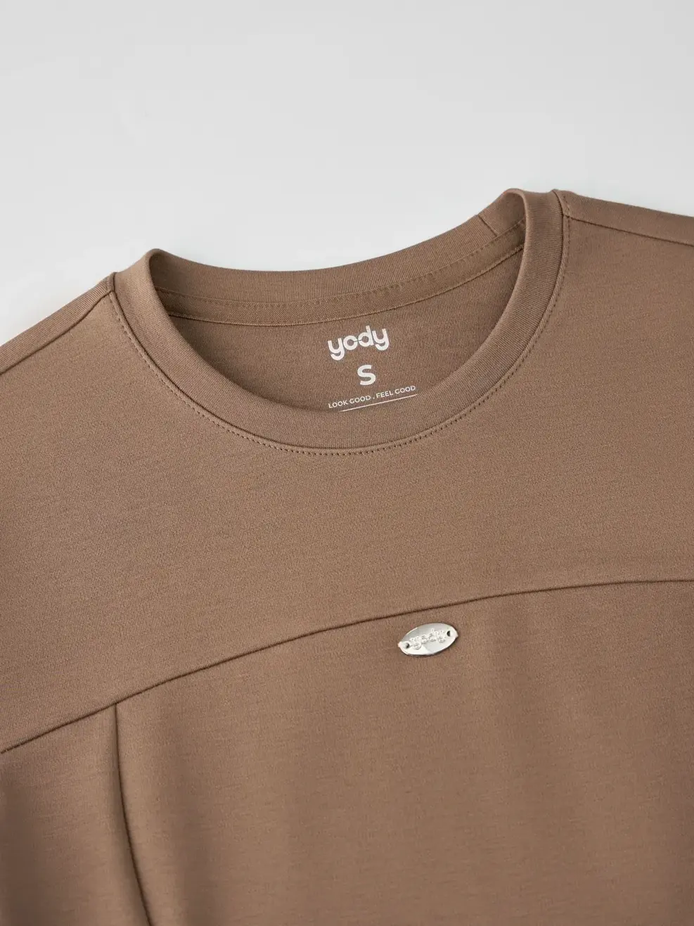 Áo Phông Nữ Bổ Thân Gắn Tag Kim Loại - Màu nâu 015 - S