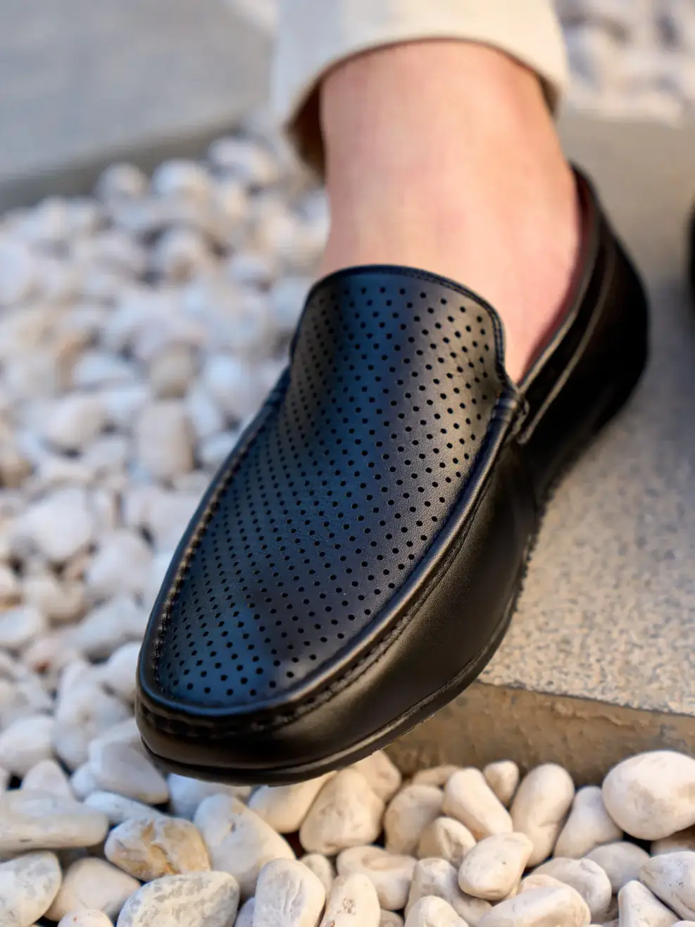 Giày Nam Moccasin Đục Lỗ Da Nappa - Đen - 39