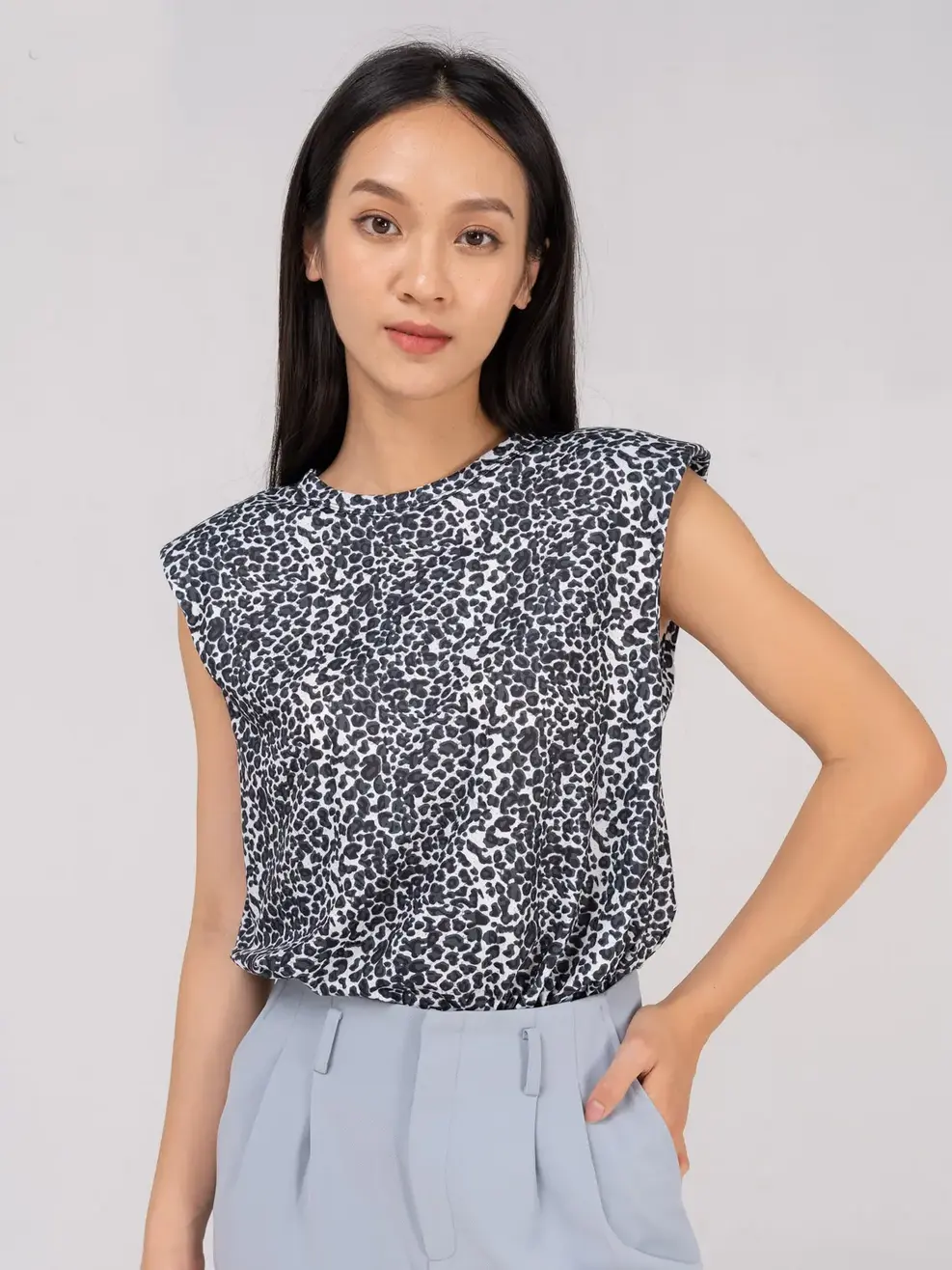 Áo thun mềm mịn đệm vai họa tiết - Rêu - S