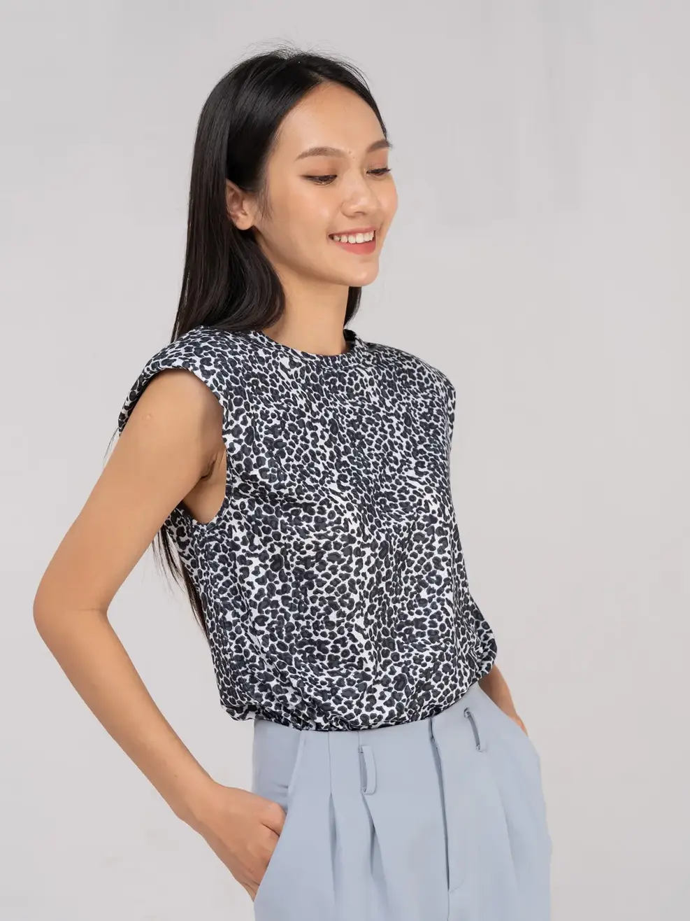 Áo thun mềm mịn đệm vai họa tiết - Rêu - S