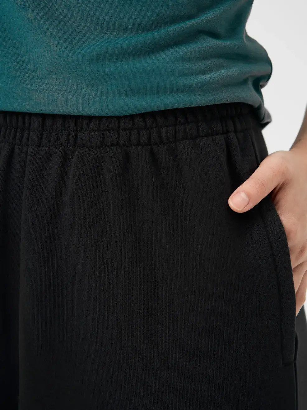 Quần Nỉ Nữ Xẻ Gấu - Đen - S