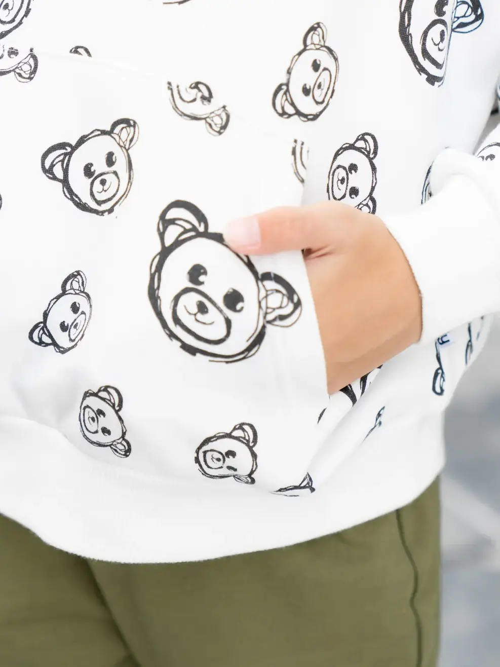 Áo nỉ cào kid in tràn gấu - Trắng - 2