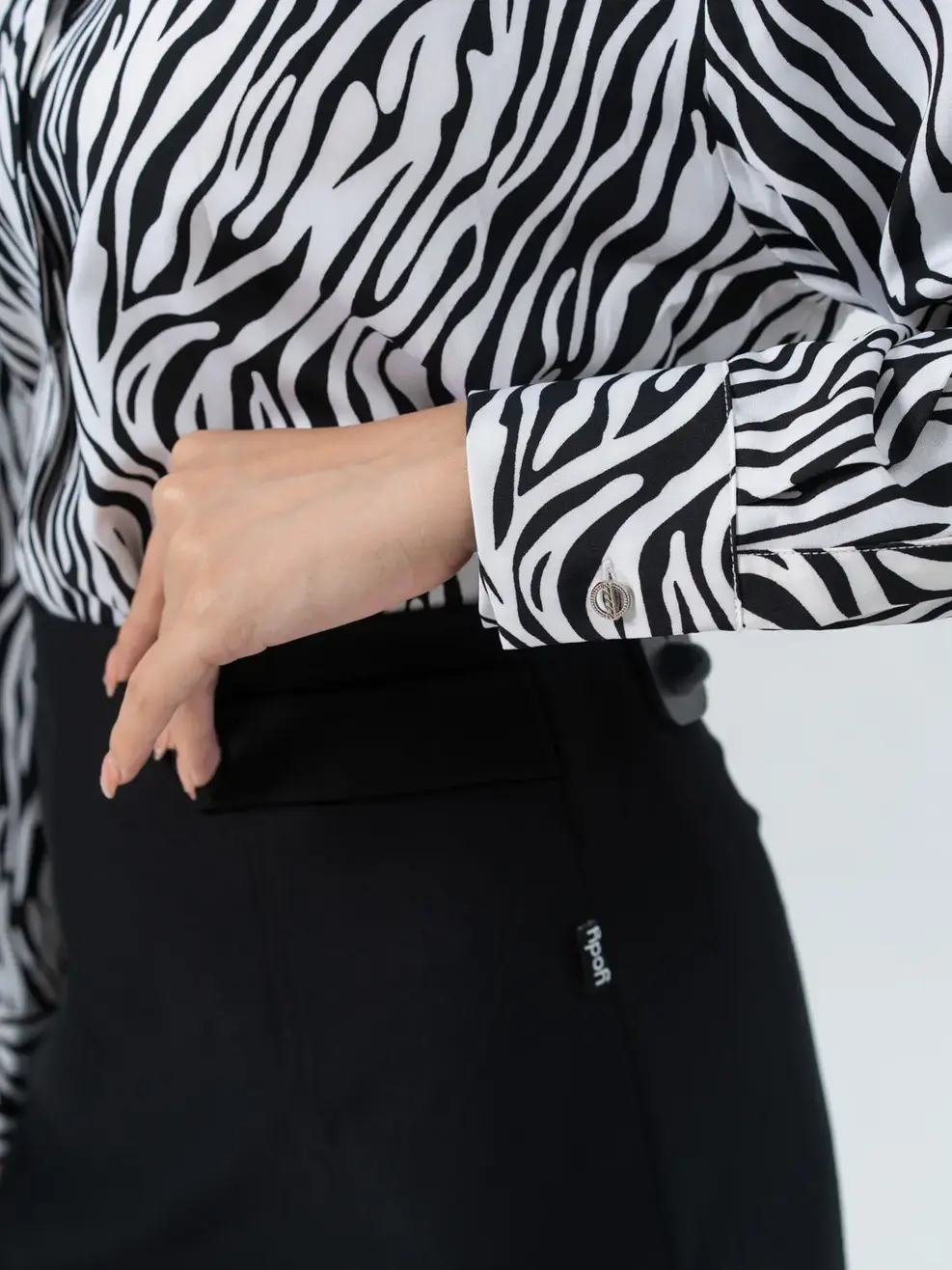 Sơ mi nữ dài tay dáng suông đuôi tôm - Trắng đen - S