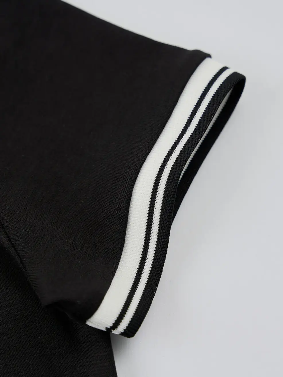 Áo Phông Dáng Croptop In Ngực Áo - Đen 001 - S