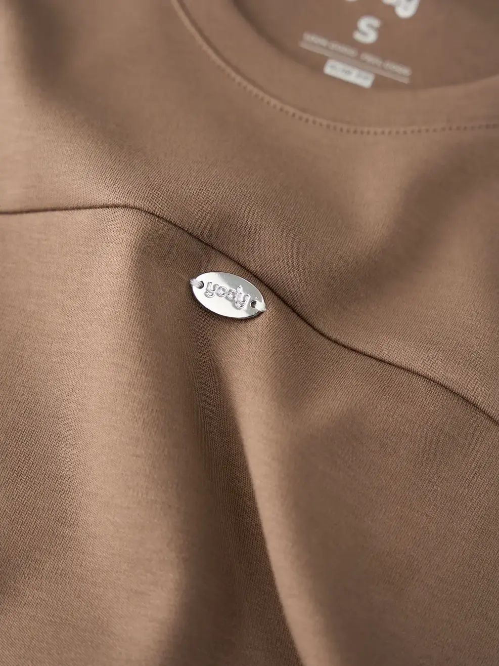 Áo Phông Nữ Bổ Thân Gắn Tag Kim Loại - Màu nâu 015 - S