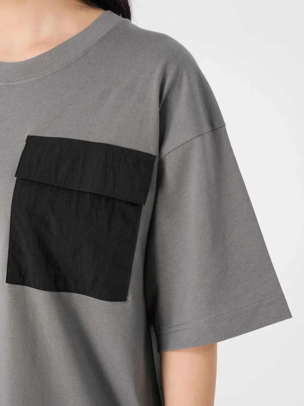 T-shirt Yoguu Feisty & Fabulous Túi Ốp - Ghi Đậm - 1