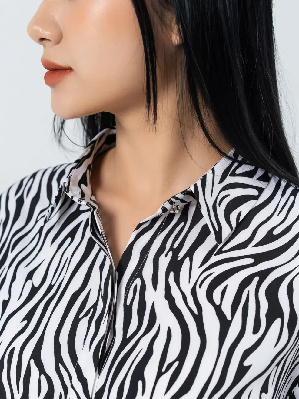 Sơ mi nữ dài tay dáng suông đuôi tôm - Trắng đen - S