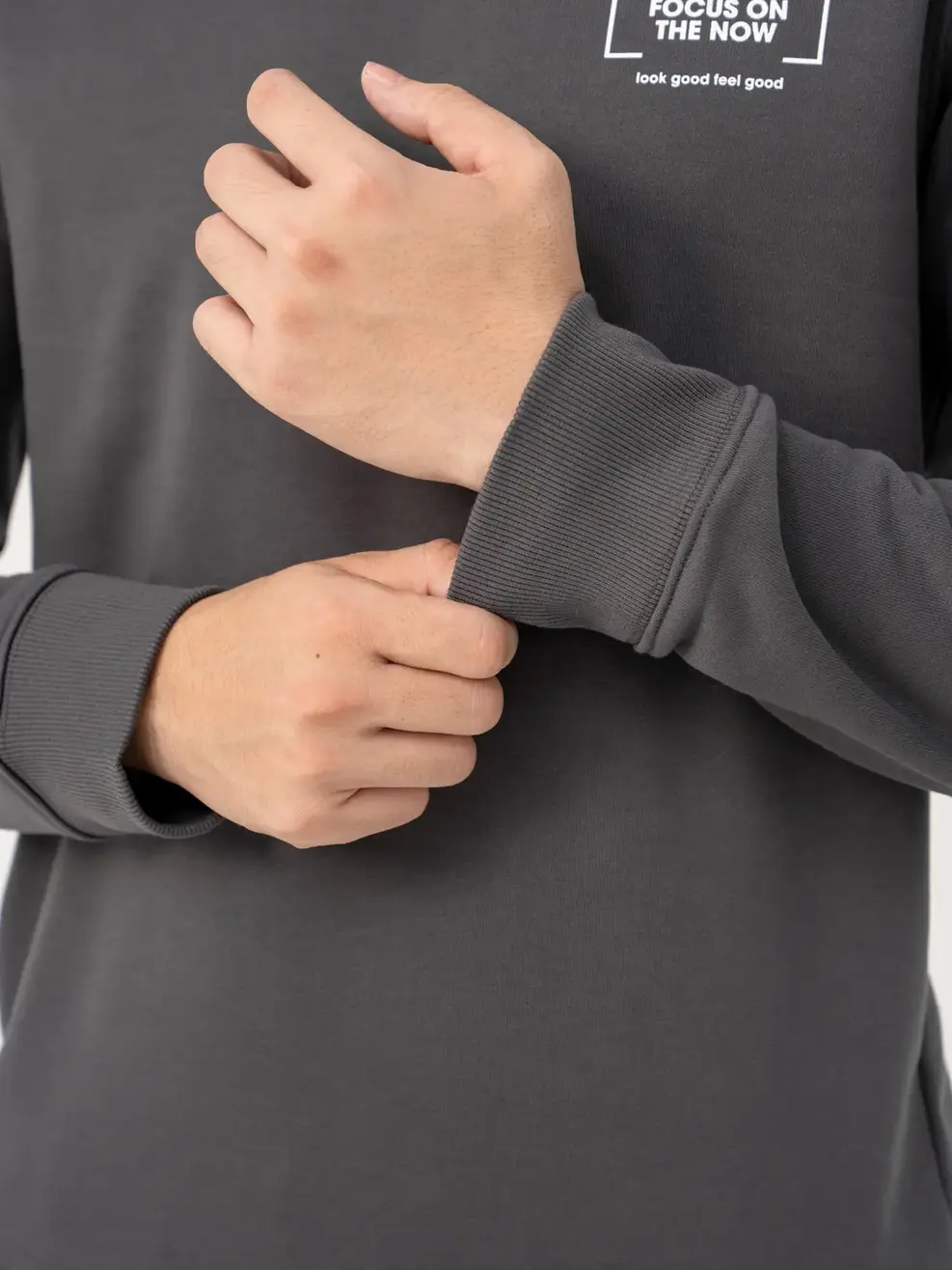 Áo Thun Đông Nam Nam Cơ Bản In Focus - Ghi Đậm - M