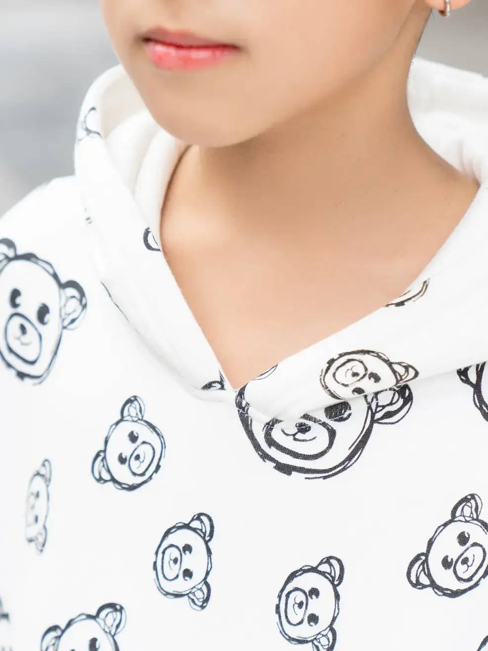 Áo nỉ cào kid in tràn gấu - Trắng - 2