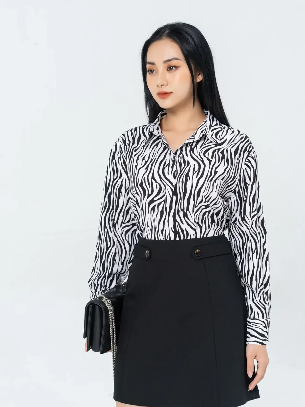 Sơ mi nữ dài tay dáng suông đuôi tôm - Trắng đen - S