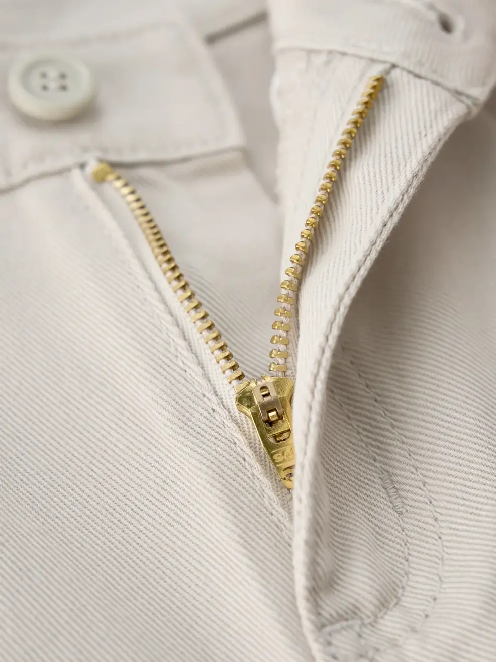 Quần Short Jeans Nữ Chiết Ly Gấu Cài Cúc - Be - 25