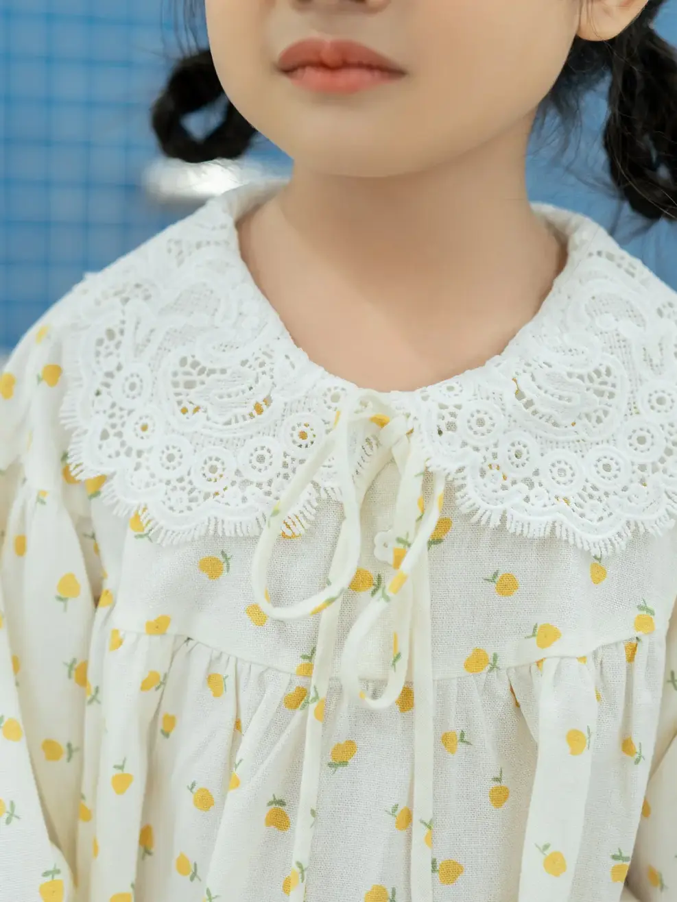 Đầm kid ren cổ buộc nơ - Be chấm bi - 2