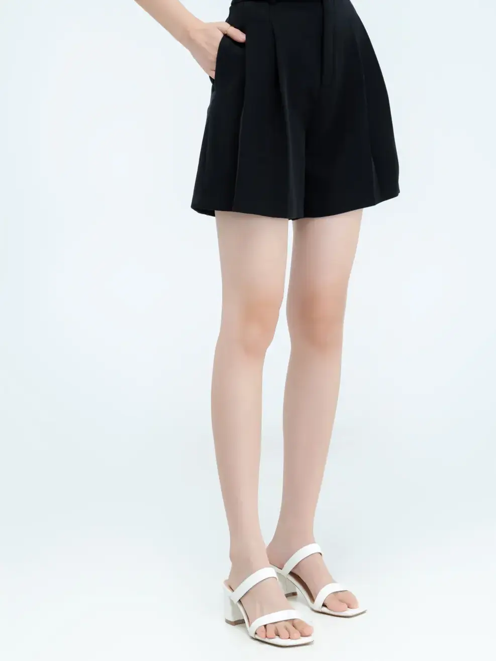 Quần short phối cúc - Đen - L