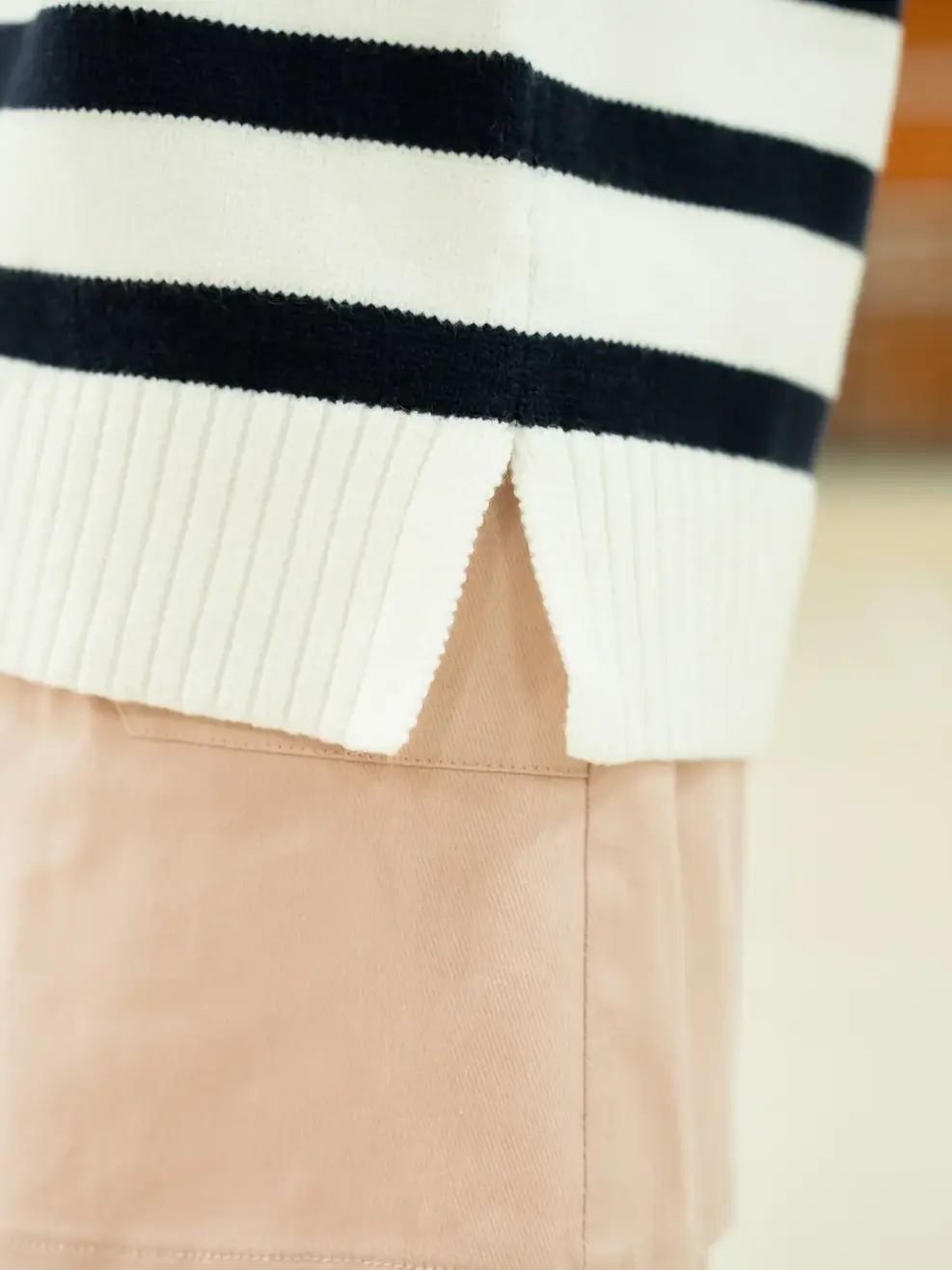 Áo len kid phối kẻ xẻ tà - Trắng kẻ tím than - 4