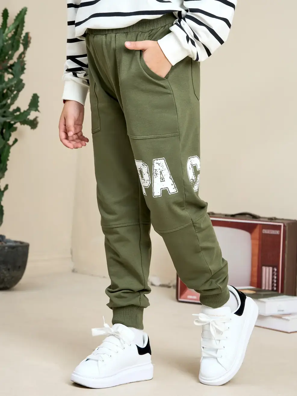 Quần nỉ kid lớn in Space - Rêu - 10