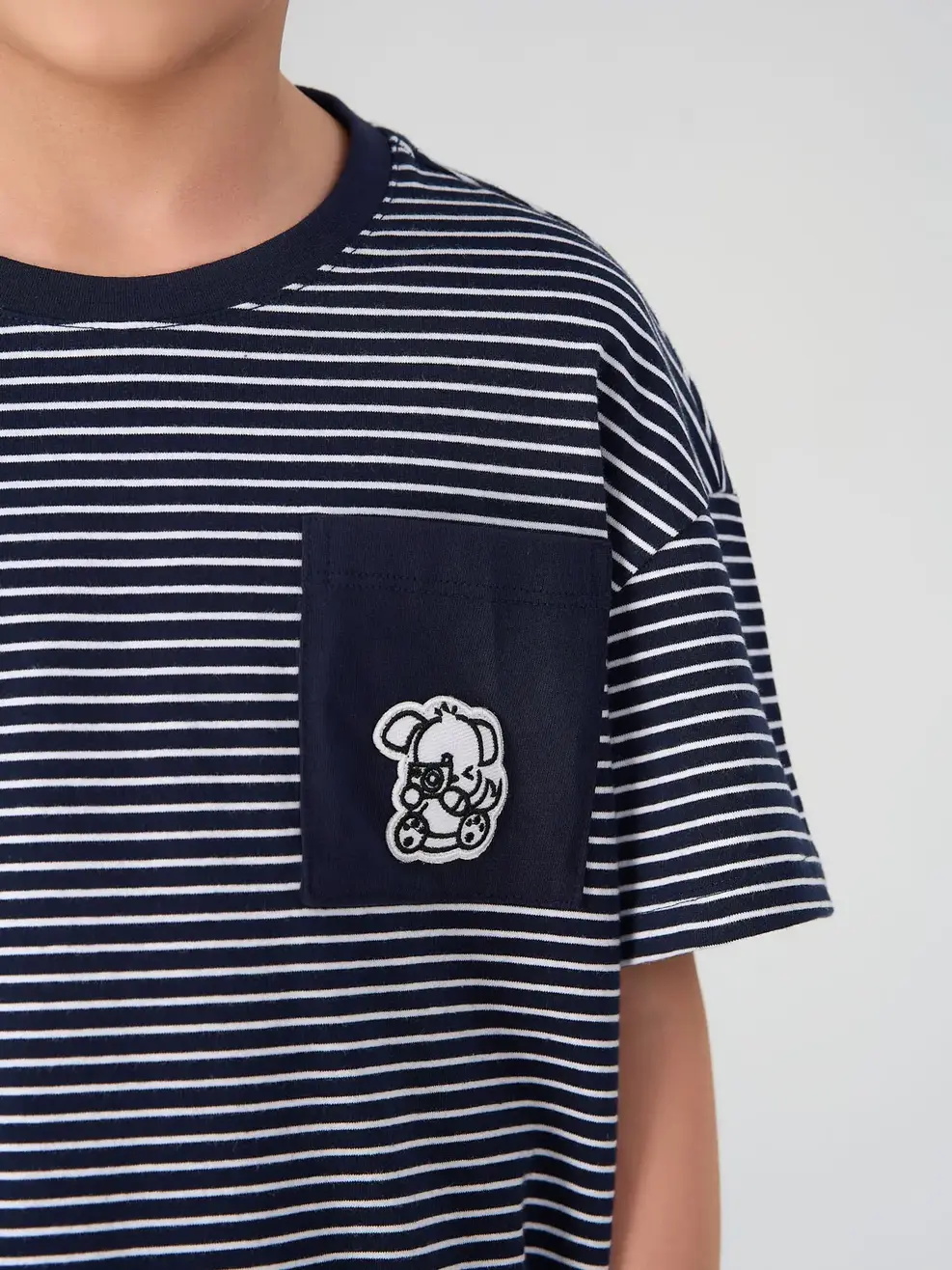 Áo Thun Cộc Tay Trẻ Em Kẻ Phối Túi - Kẻ navy - 2-3