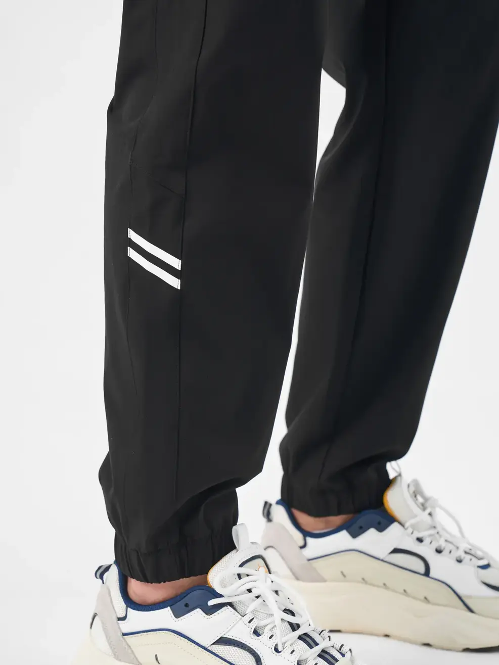 Quần Gió Thể Thao Nam Never Too Late  - Đen - M