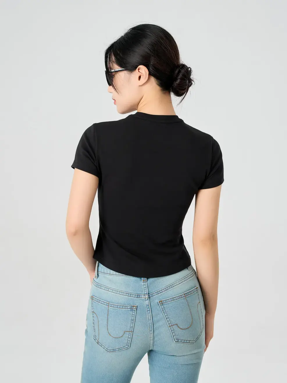 Áo Phông Nữ Bổ Thân Gắn Tag Kim Loại - ĐEN 002 - S