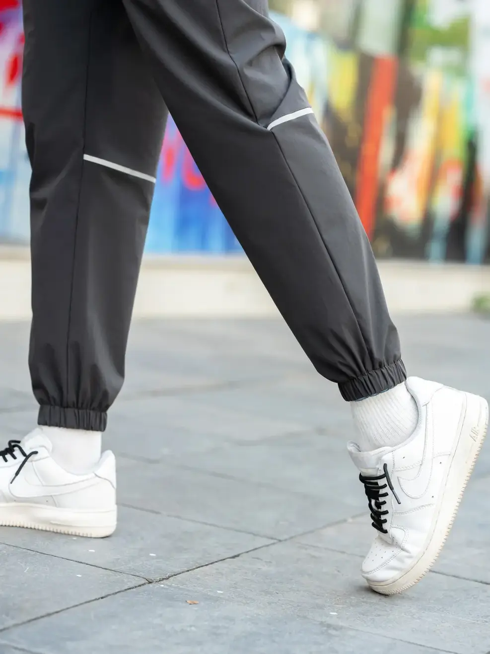 QUẦN THỂ THAO NAM GIÓ IN SỌC PHẢN QUANG - Ghi Đậm - XL