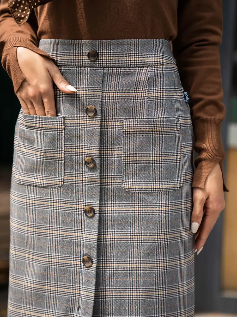 Chân Váy Ống Đứng Túi Ốp Hoạ Tiết Kẻ - Kẻ nâu - S