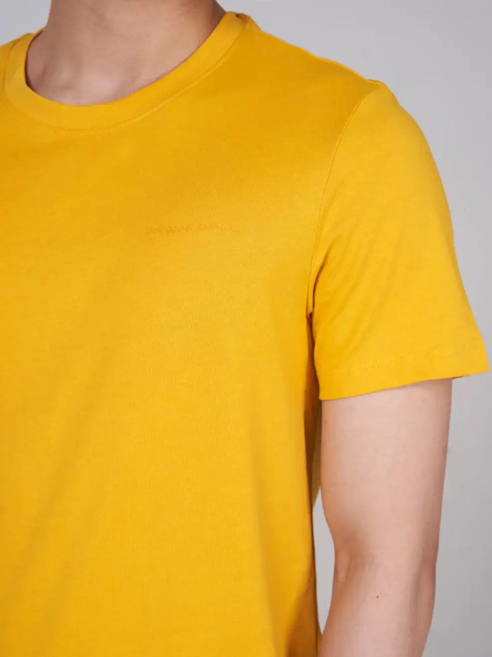 Áo thun nam in look good feel good - Vàng - S