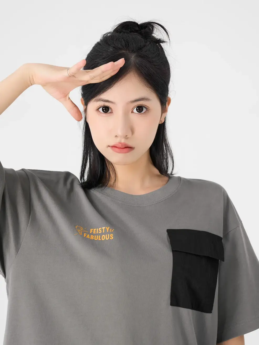 T-shirt Yoguu Feisty & Fabulous Túi Ốp - Ghi Đậm - 1