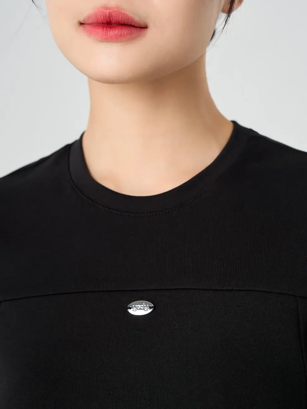 Áo Phông Nữ Bổ Thân Gắn Tag Kim Loại - ĐEN 002 - S