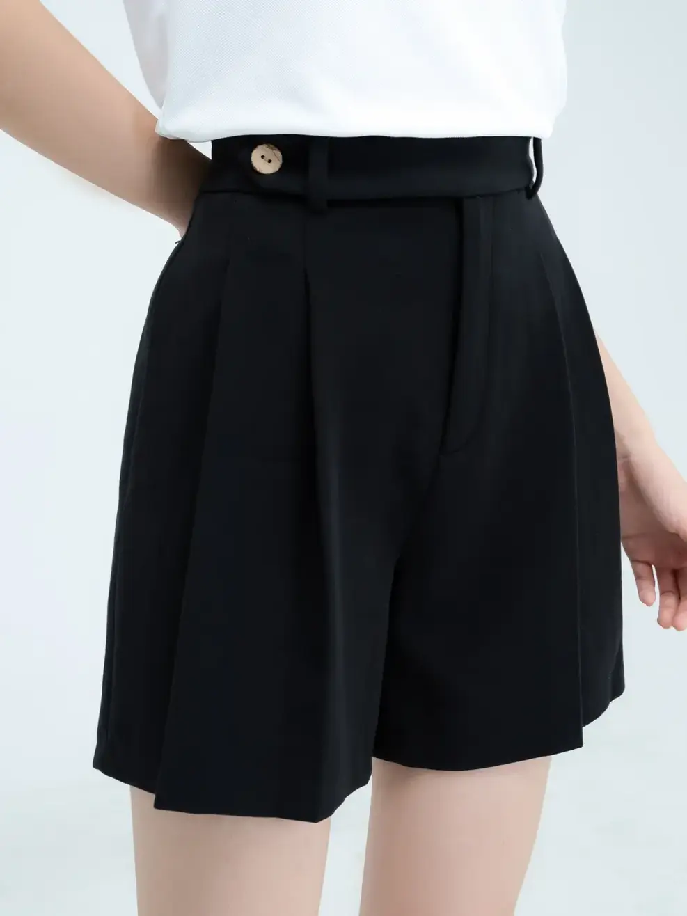 Quần short phối cúc - Đen - L