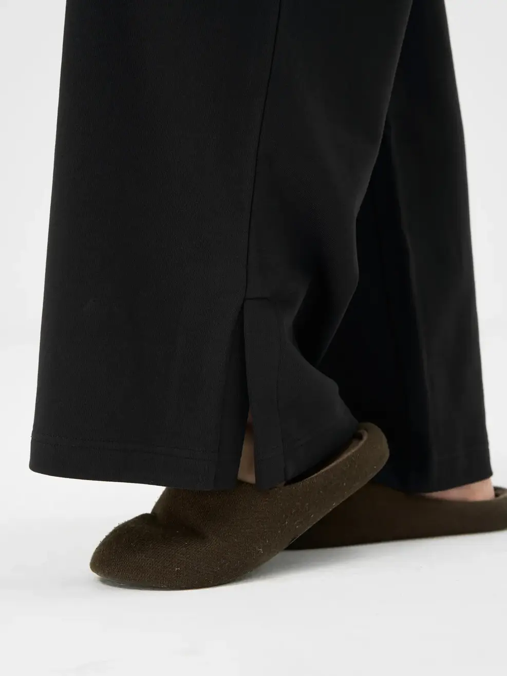 Quần Nỉ Nữ Xẻ Gấu - Đen - S