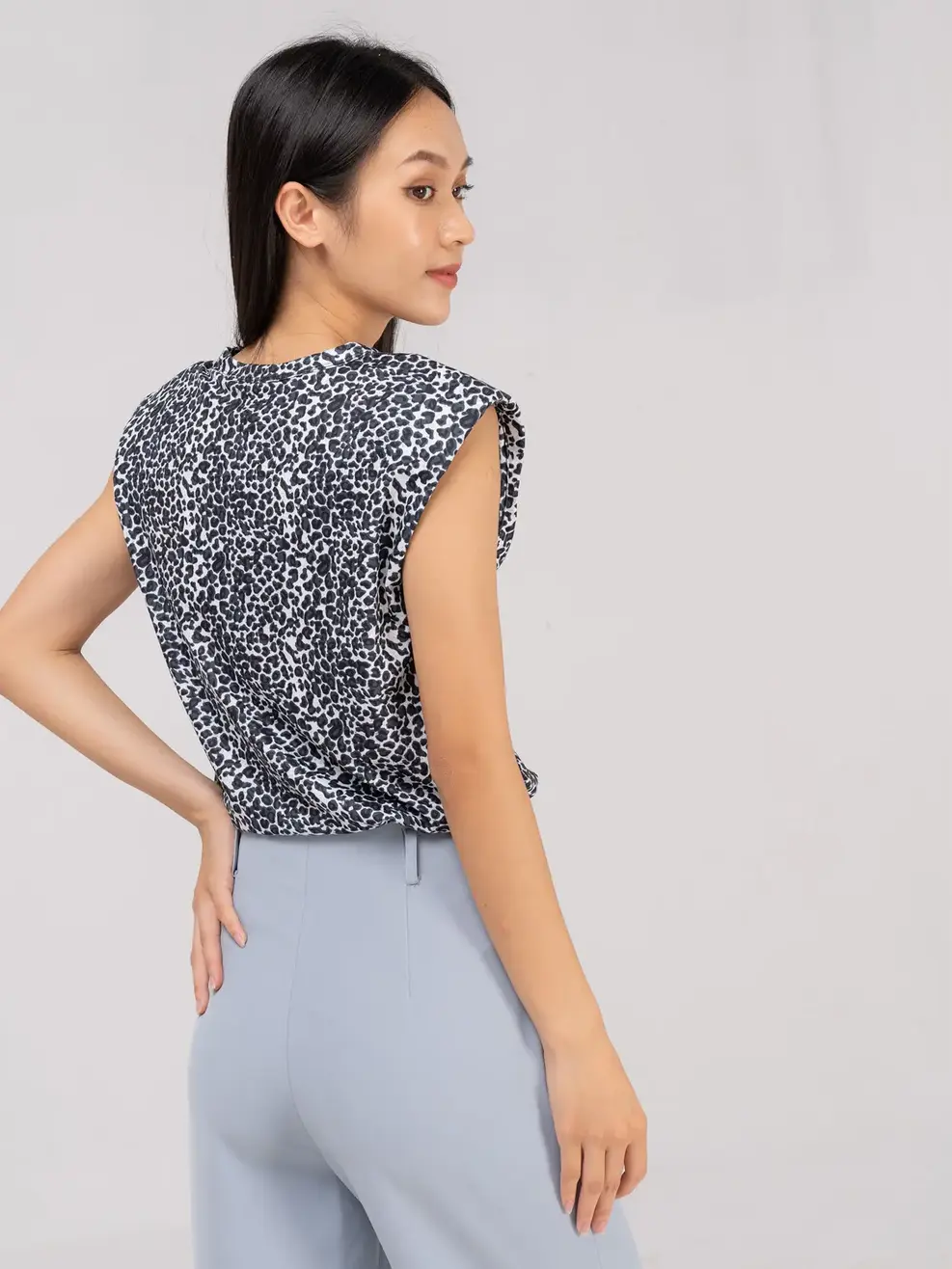 Áo thun mềm mịn đệm vai họa tiết - Rêu - S