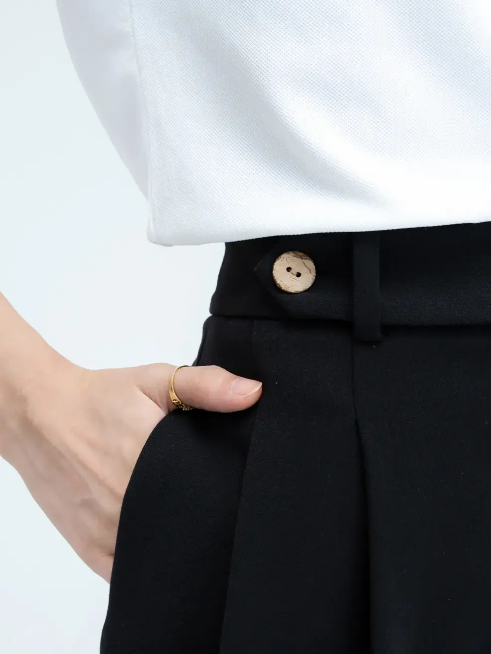 Quần short phối cúc - Đen - L