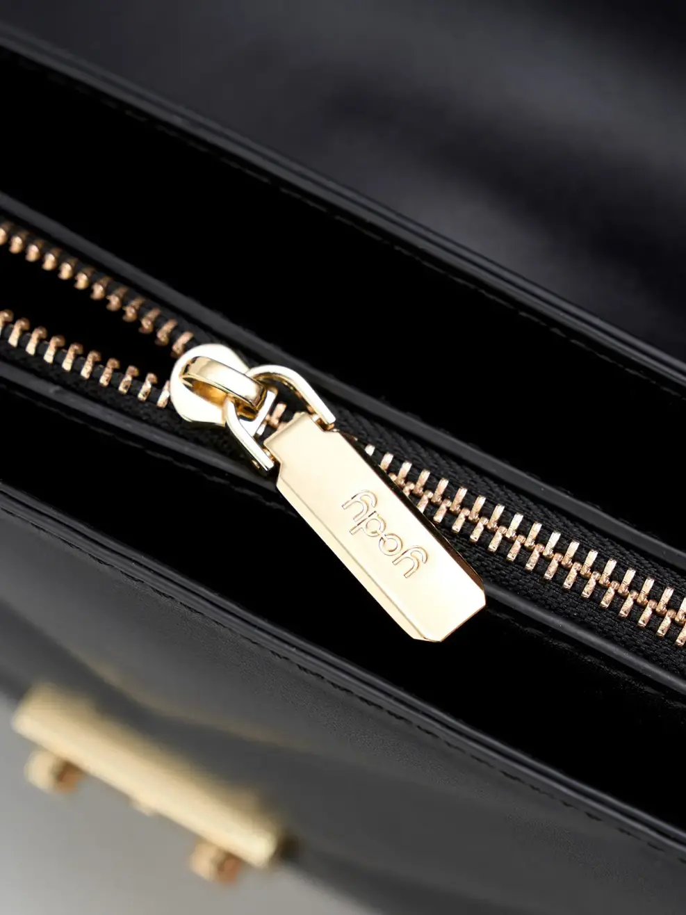 Túi Đeo Nữ Quai Xích - Đen - XXX