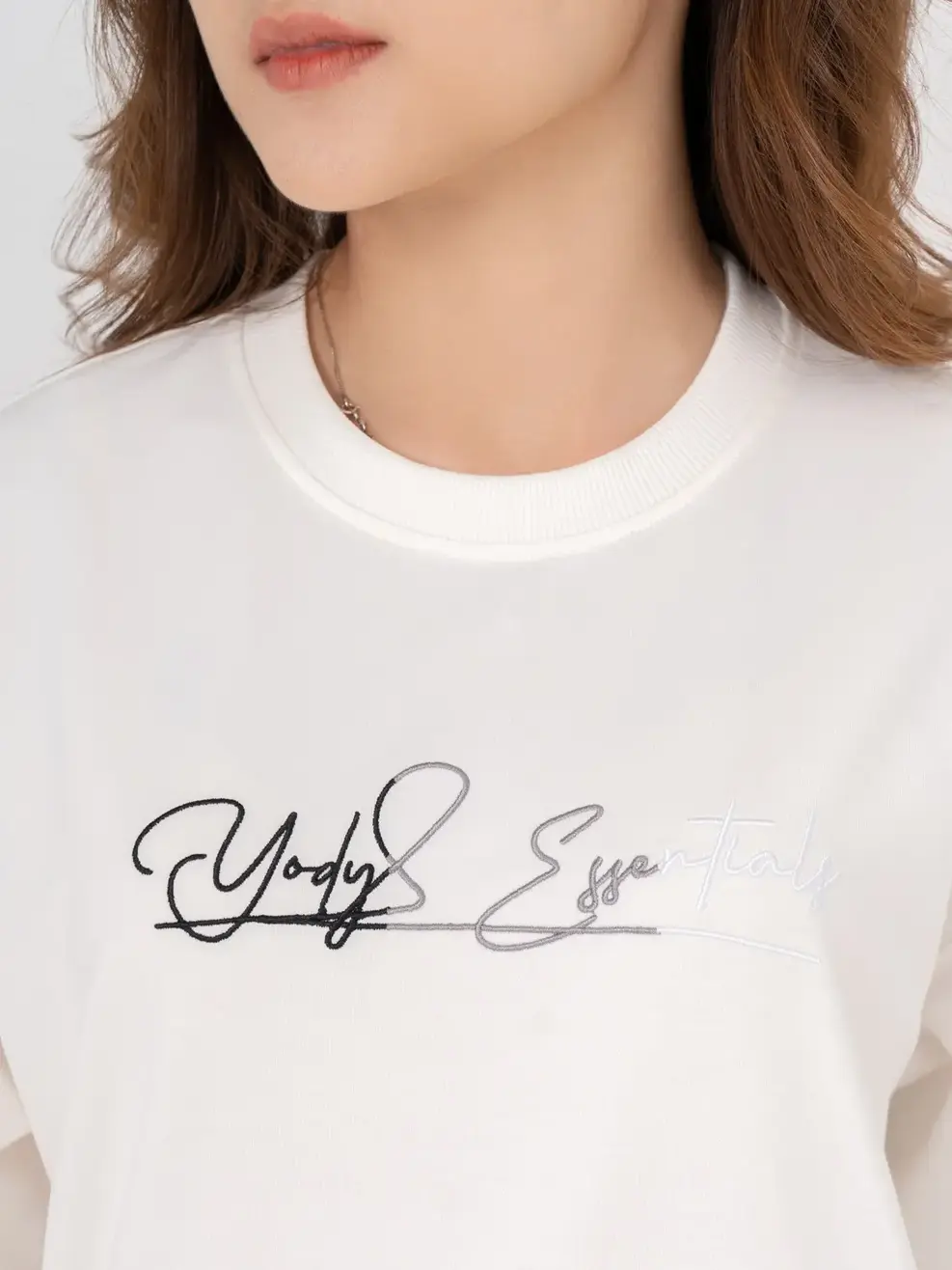 Áo thu đông nữ in ERSENTIALS - Trắng - S