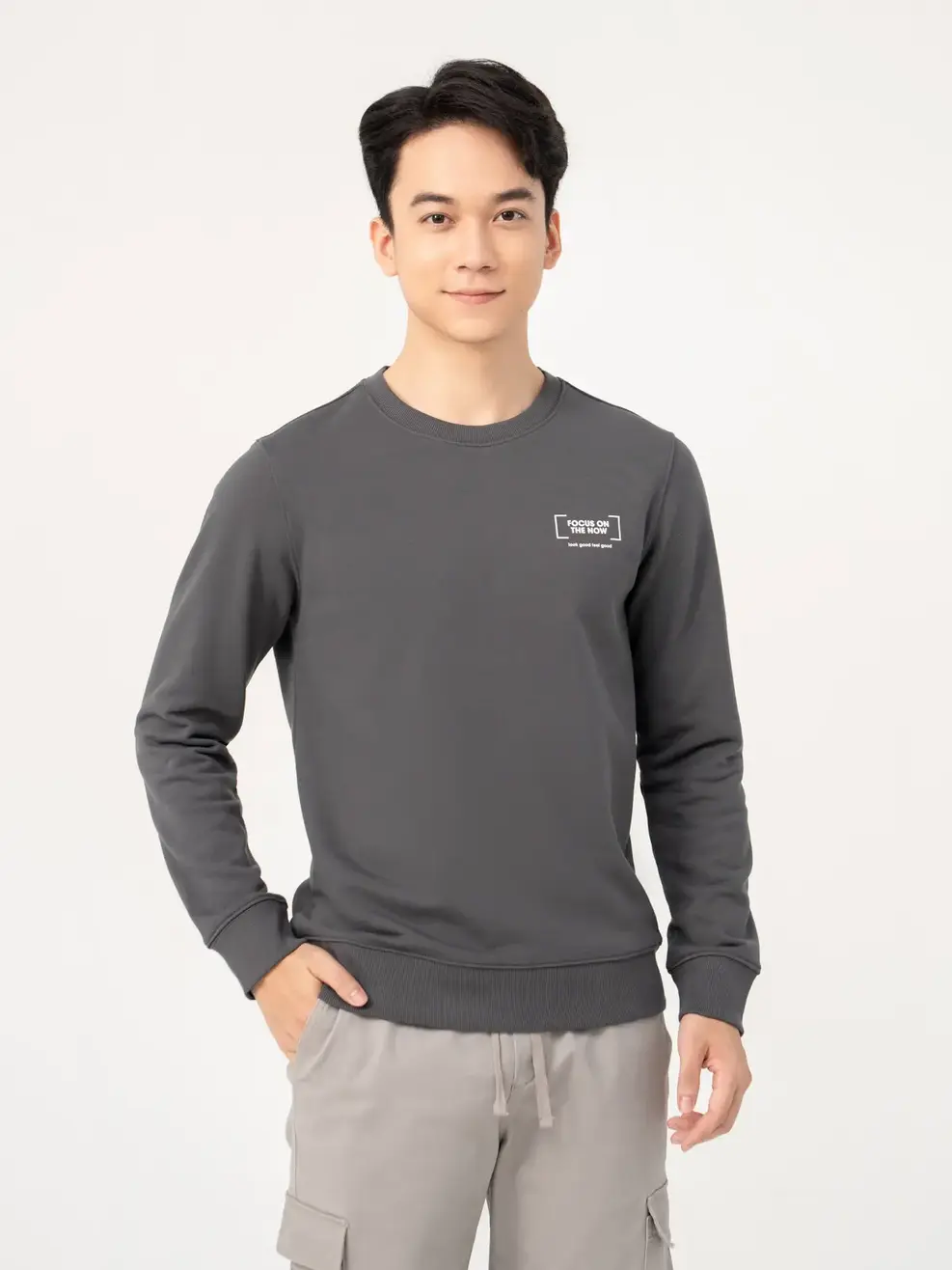 Áo Thun Đông Nam Nam Cơ Bản In Focus - Ghi Đậm - M