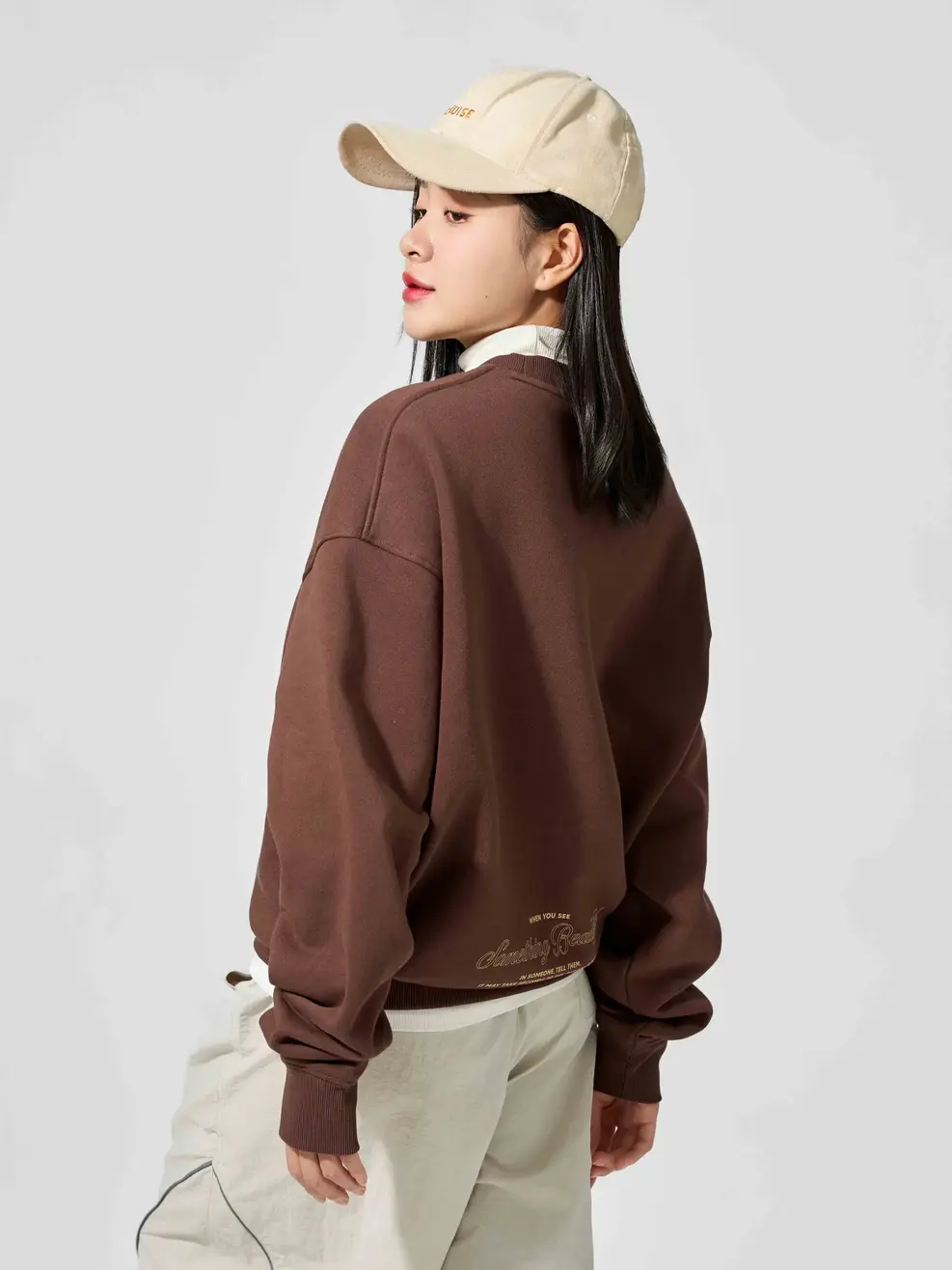 Áo Yoguu Sweater In Chữ - Nâu - 1