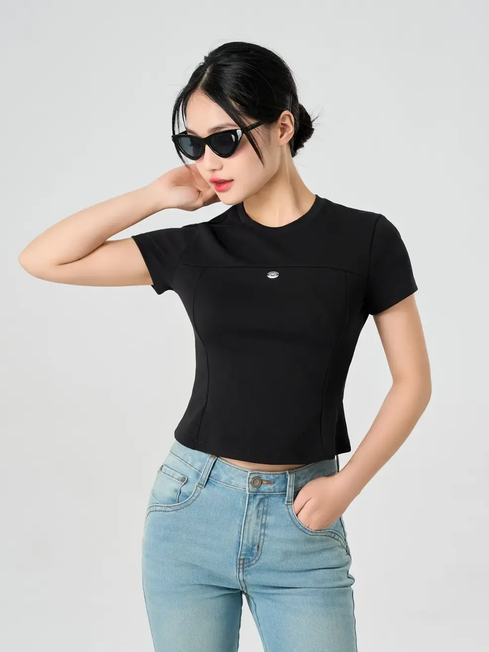 Áo Phông Nữ Bổ Thân Gắn Tag Kim Loại - ĐEN 002 - S