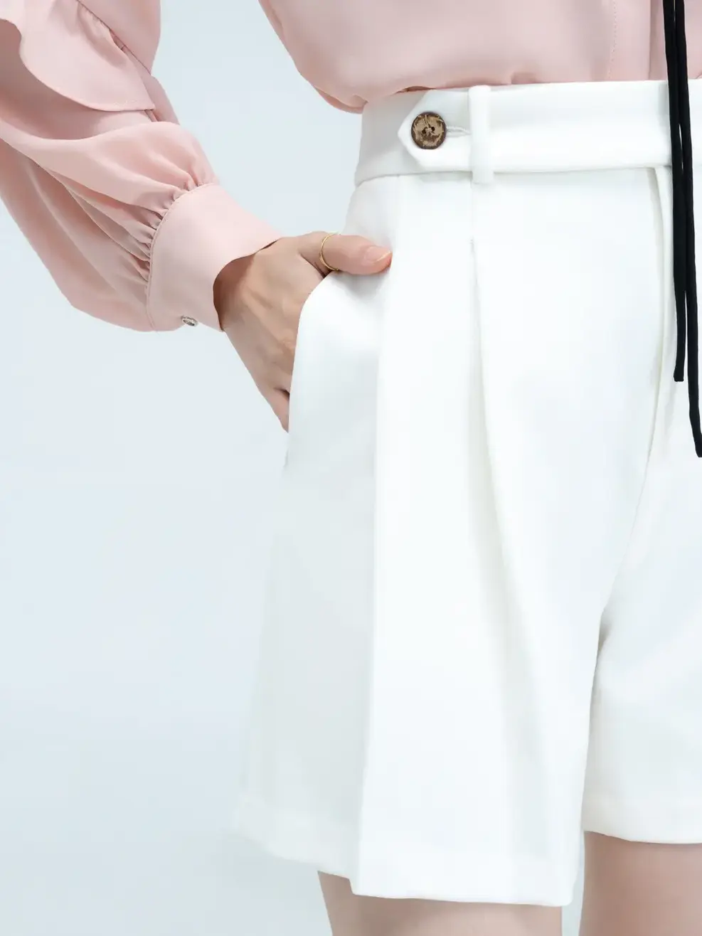 Quần short phối cúc - Trắng - S