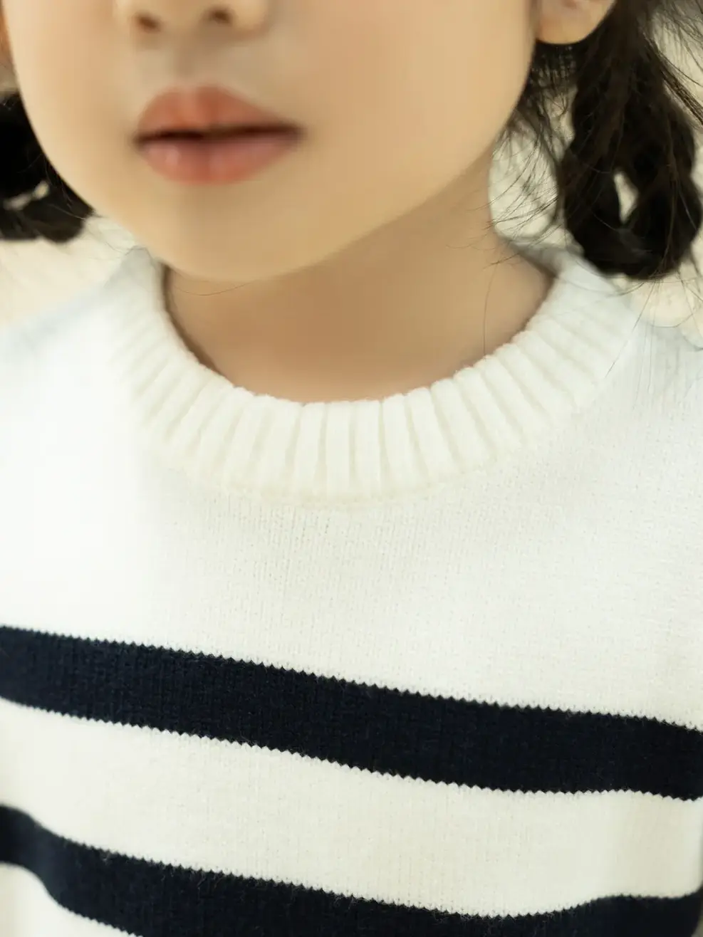 Áo len kid phối kẻ xẻ tà - Trắng kẻ tím than - 4